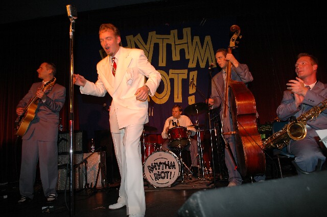 min 2006 11 25 riot 826